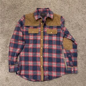 Women’s long sleeve shirt. It is a size small. It is a shooting shirt.